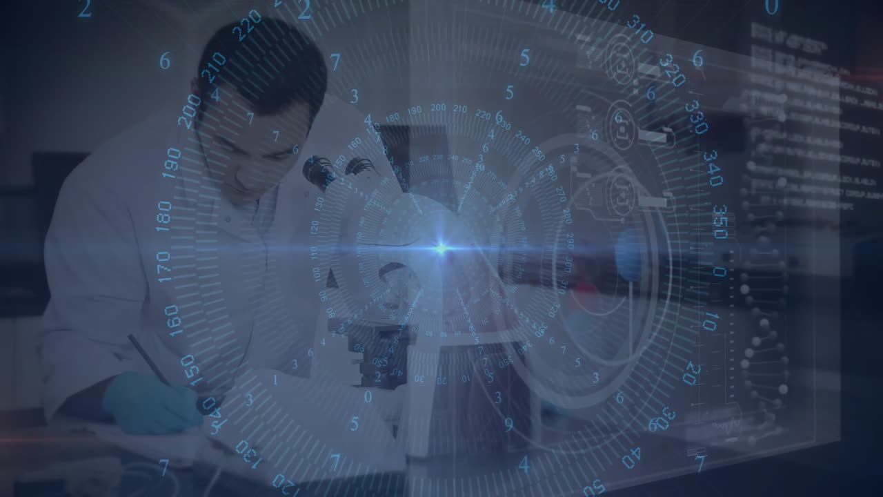 Científico colocando un portaobjetos bajo el microscopio, enfocando y anotando los hallazgos con una superposición de datos.