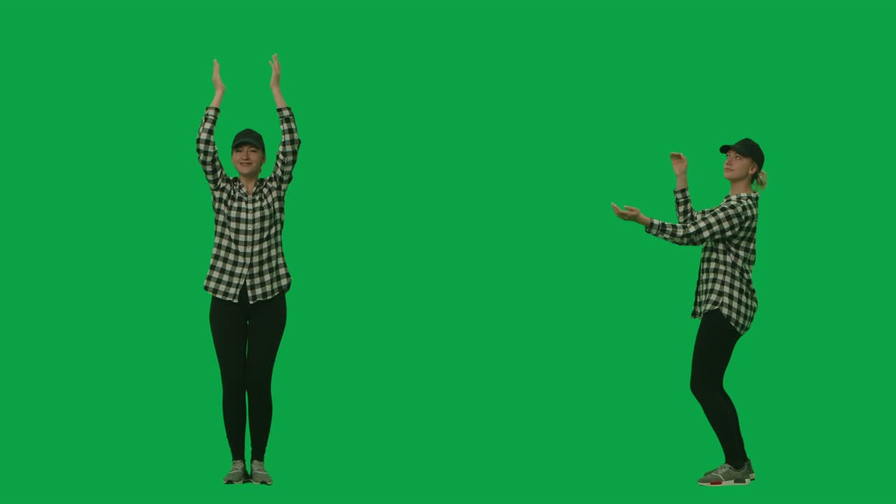 retrato de una mujer joven con camisa a cuadros blanca y negra y gorra está bailando y aplaudiendo en una discoteca. 2 en 1 collage frente y lado vista completa en fondo de pantalla verde. cámara lenta lista, 4k a 59,94 fps