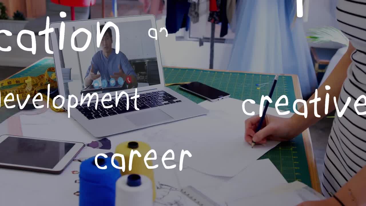 교육 창의적인 경력 경험 전화 중에 노트북 화면에서 사람 위에.