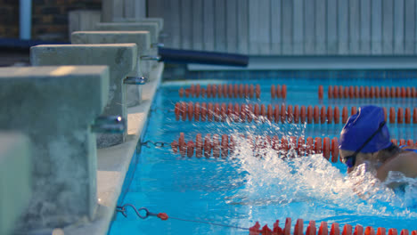 nadadora aplaude en la línea de meta de la piscina 4k