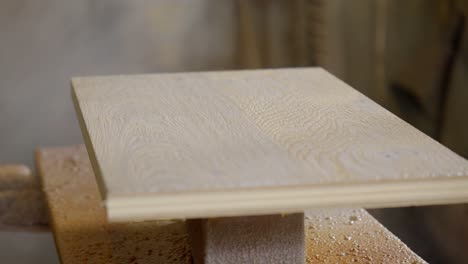 disparo de cerca de spray de pintura de madera en el taller