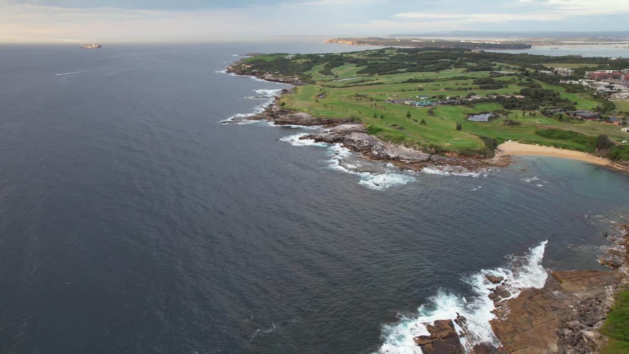 paisaje marítimo de la playa de little bay en sídney, nueva gales del sur, australia - toma aérea de un dron