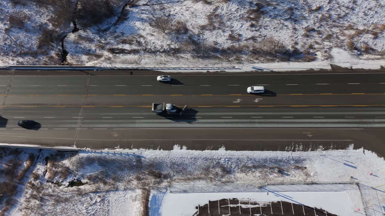겨울에 가운 교통이 있는 캐나다 고속도로, 공중 전망, 눈 인 풍경