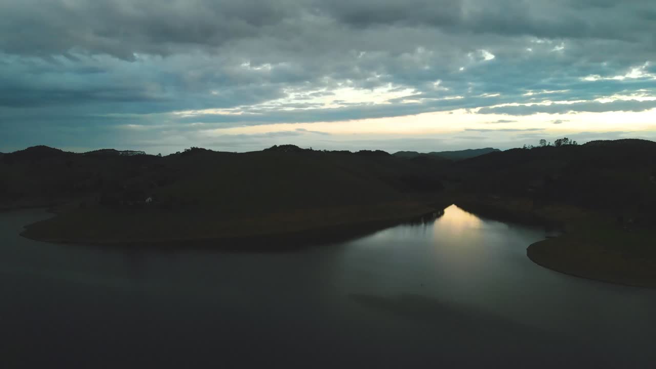 vuelo al atardecer con drones sobre el embalse en brasil