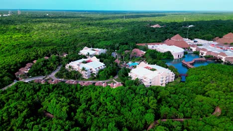 Drohnenblick-über-Den-Tropischen-Wald-Von-Tulum-Mexiko-Mit-Blick-Auf-Ein-All-Inclusive-Resort