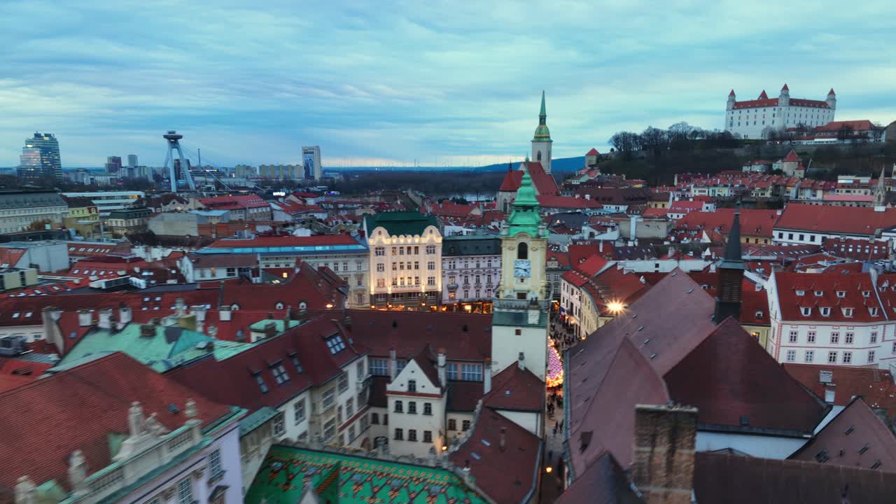 hyperlapse de drones aéreos: mercado de navidad en la plaza principal de bratislava, eslovaquia