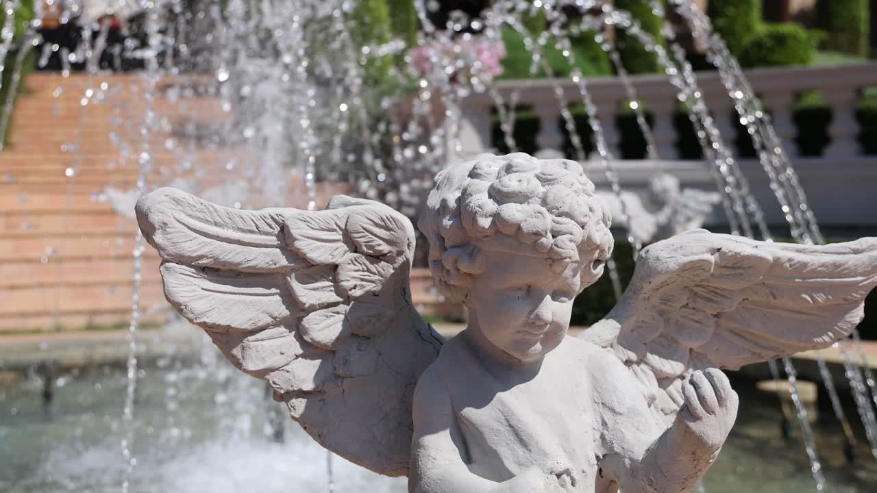 estatua de piedra de ángel con fondo de fuente de agua