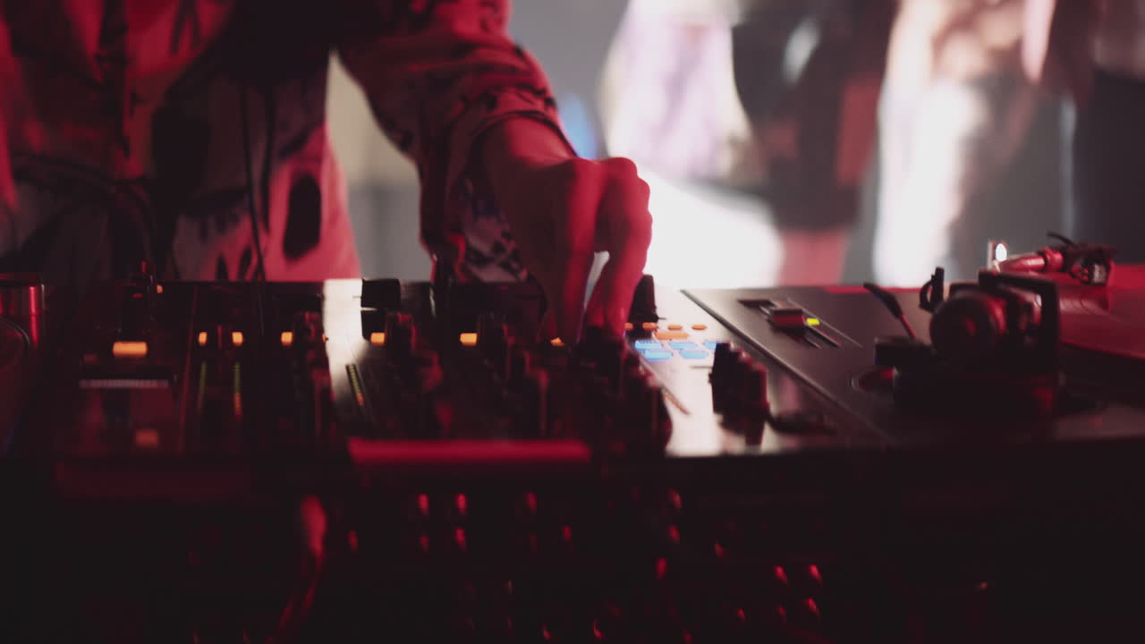 dj en un club nocturno