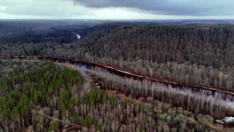 Vista-Aérea-Panorámica-Del-Parque-Nacional-Gauja-En-El-Noreste-De-Letonia,-Europa