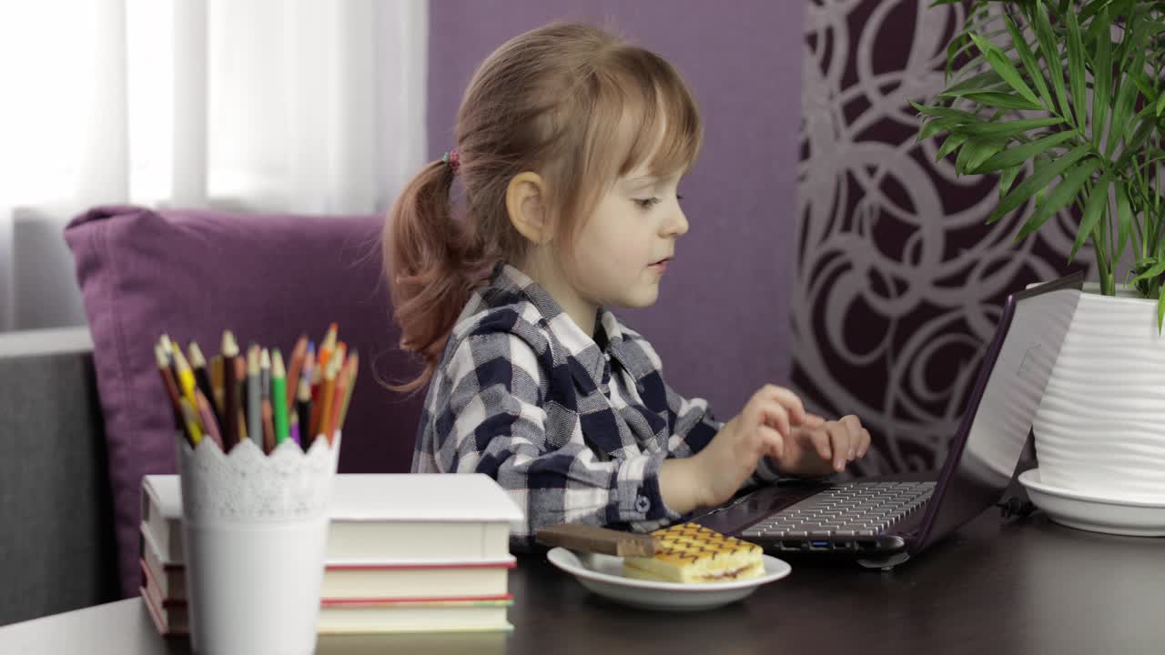 niña haciendo la tarea en línea usando una computadora portátil digital. educación a distancia