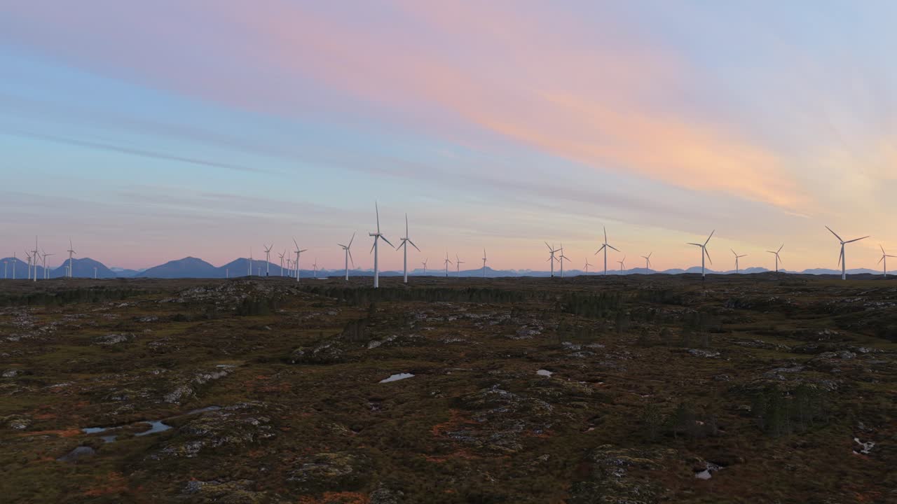 Pale eoliche girano in un paesaggio naturale norvegese, energia pulita dall'alto