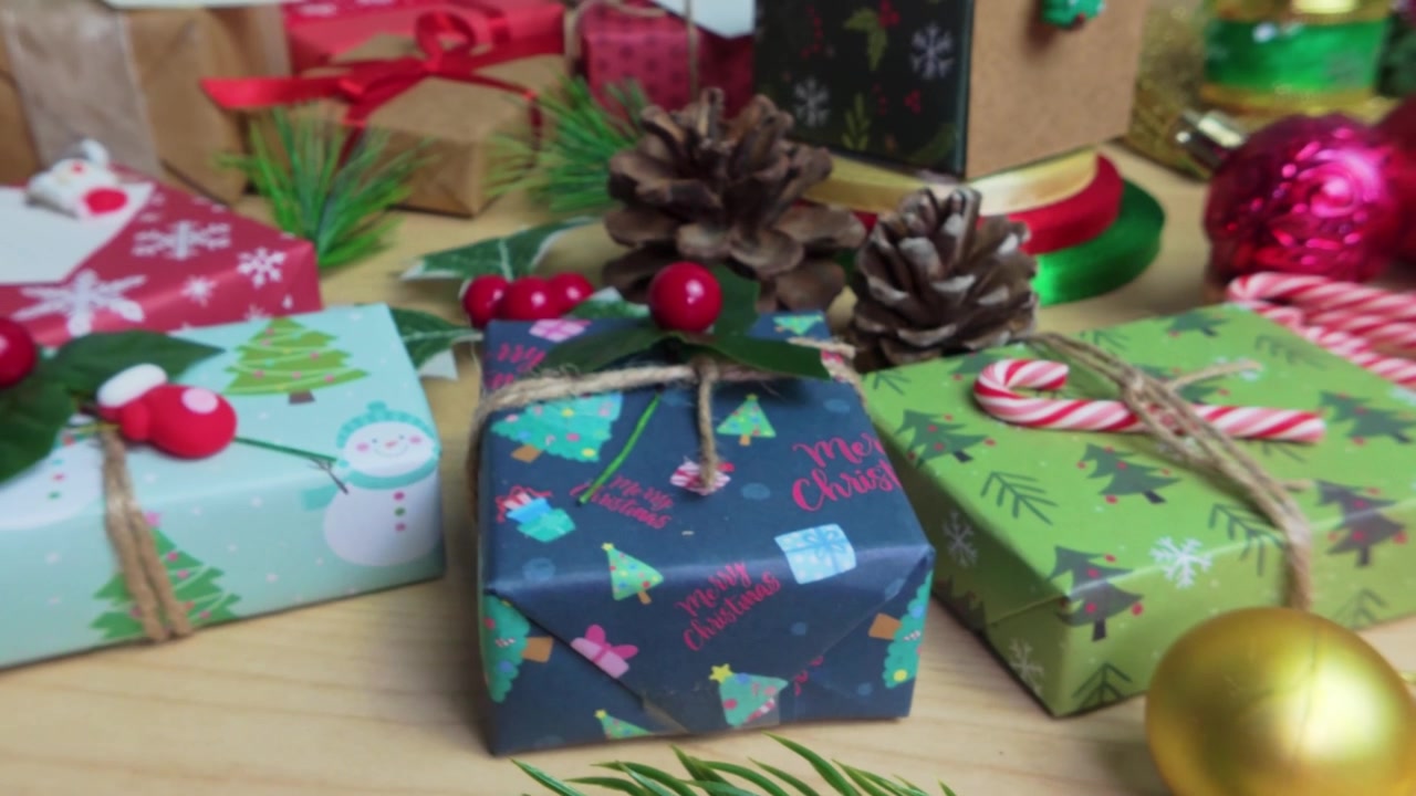 Decorazioni e regali natalizi festivi su un tavolo.