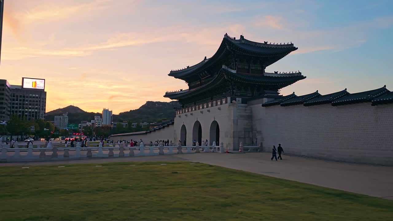 Gwanghwamun Gate of Gyeongbokgung Palace in Seoul at Sunset With People Walking In and Out - Walking pov