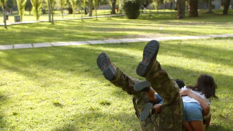 gelukkige kinderen rennen naar de open armen van militaire vader