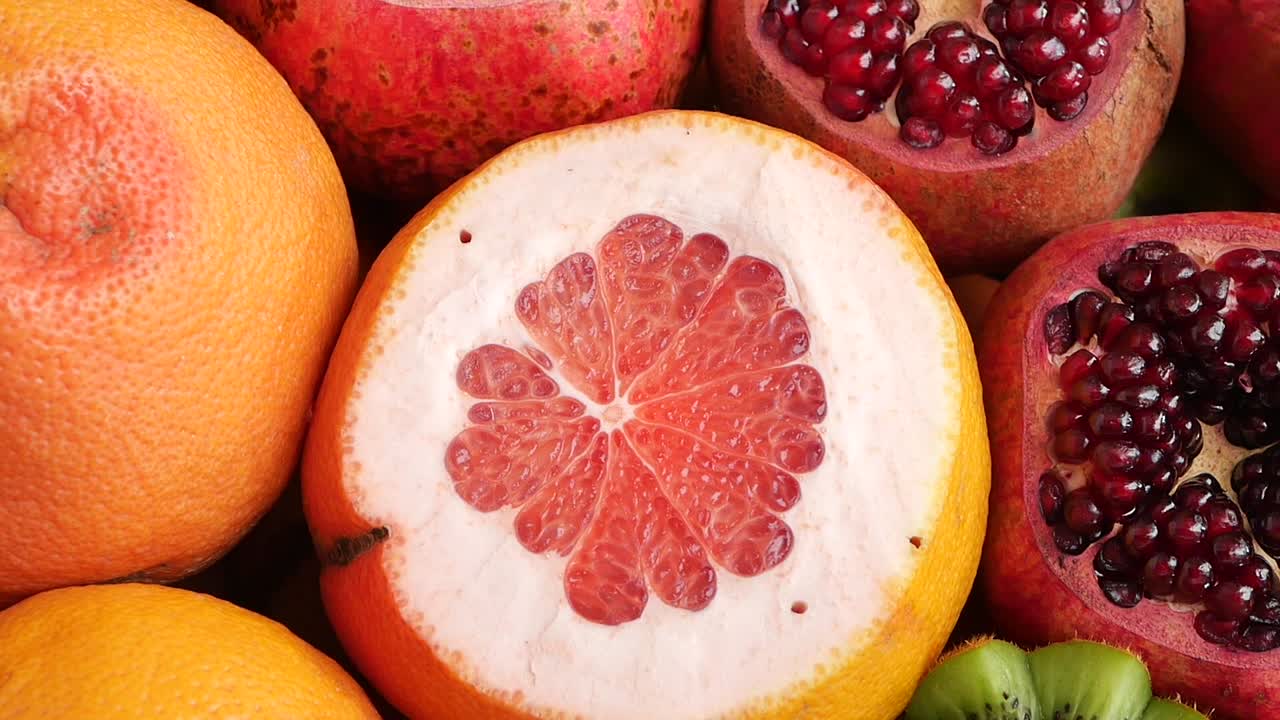 Primer plano de cítricos frescos y frutas exóticas