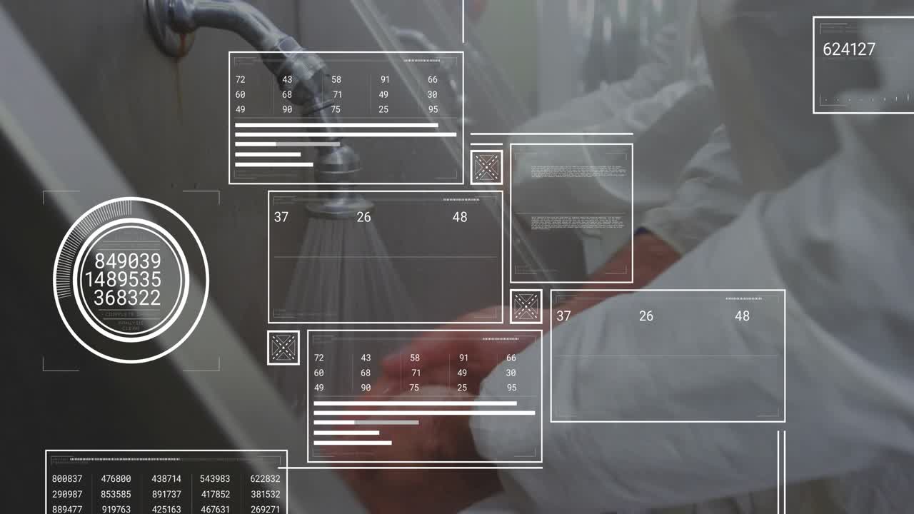 Technicien sous le jet d'un robinet, portant des gants orange, rinçant un objet pendant que des panneaux de données se rafraîchissent.