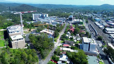 Drohnen-Luftlandschaft-Gosford-City-Hospital-Stadt-Und-Gebäude-Kranbau-Gesundheitsdienstleistungen-Infrastruktur-Zentralküste-Australien-4k