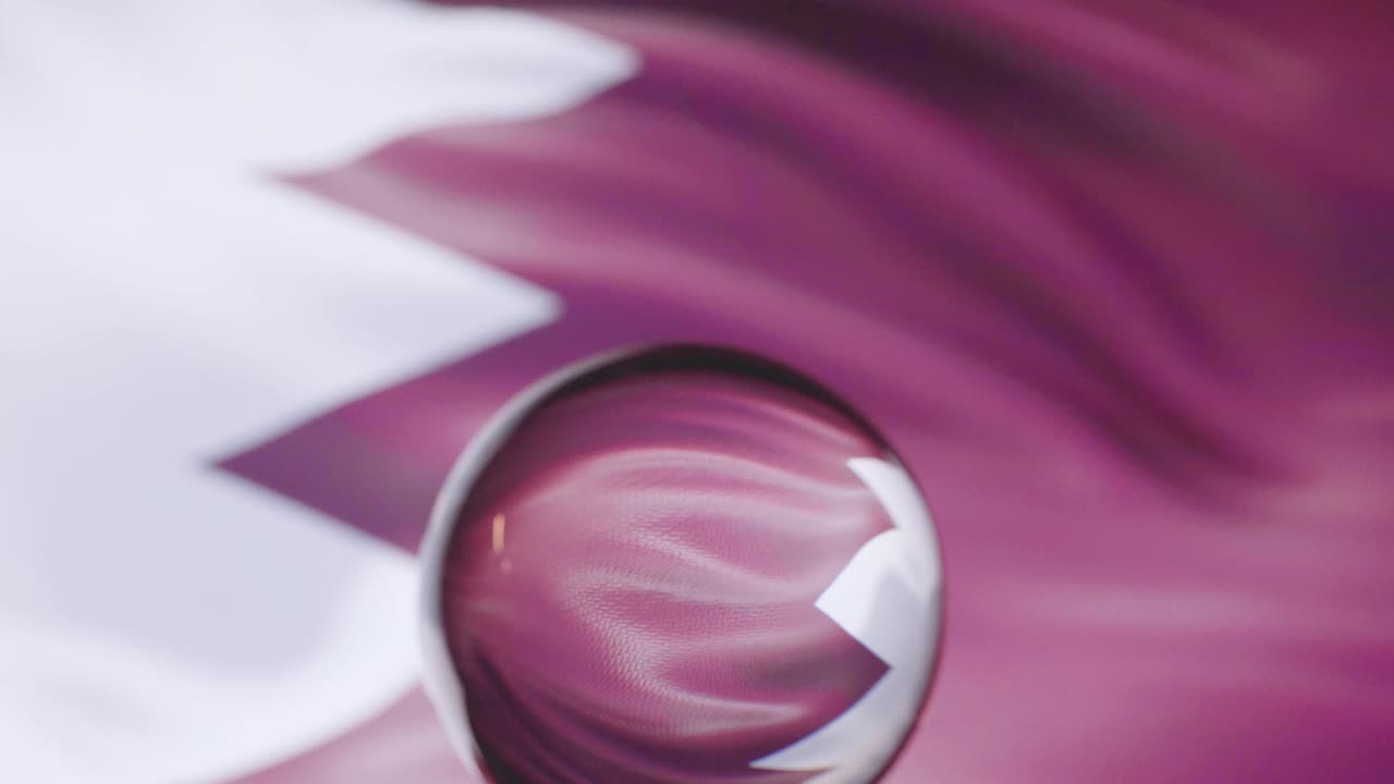 la bandera de qatar está ondeando contra el cielo azul en 4k