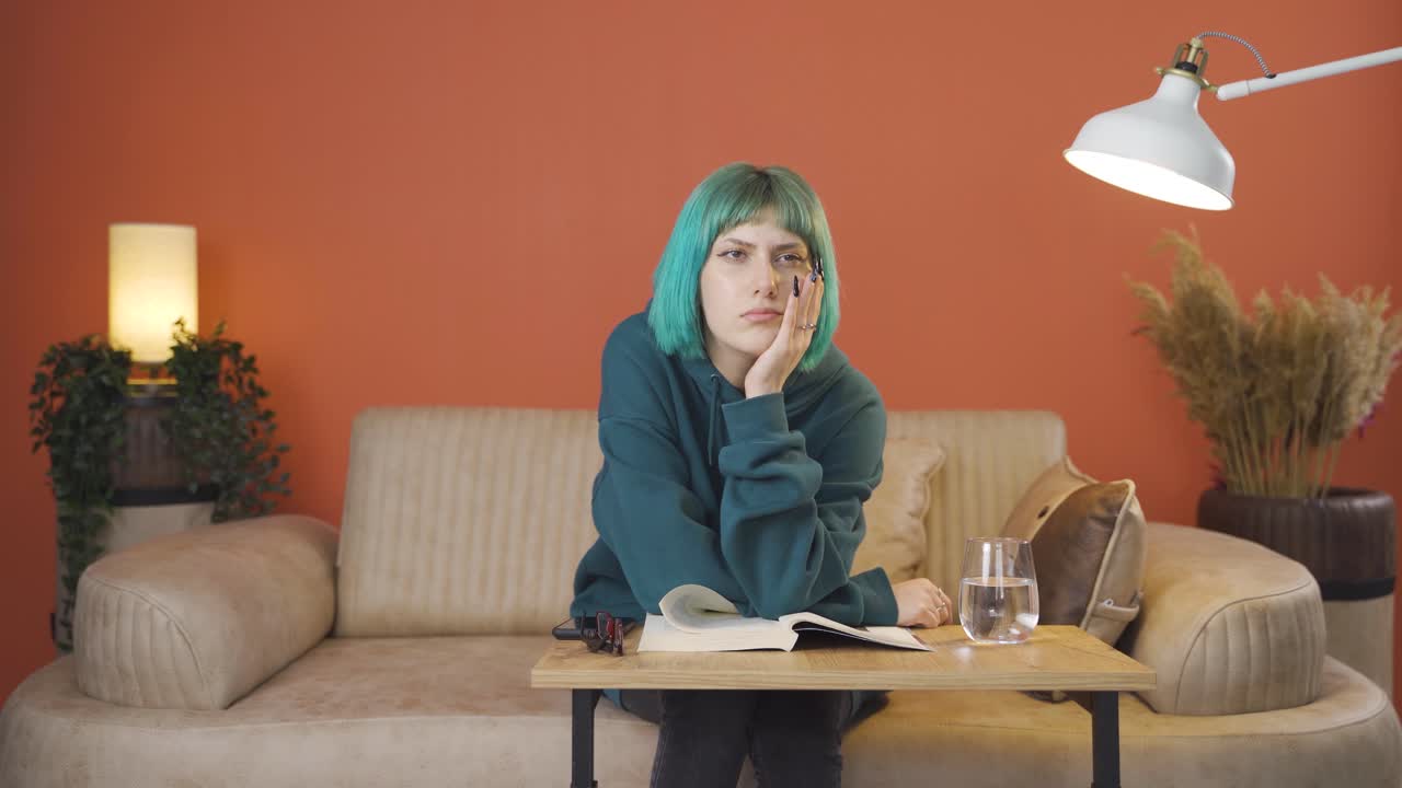 una mujer joven y pensativa.