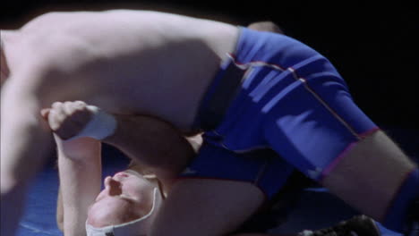 dos hombres participan en un combate de lucha libre competitivo uno contra el otro
