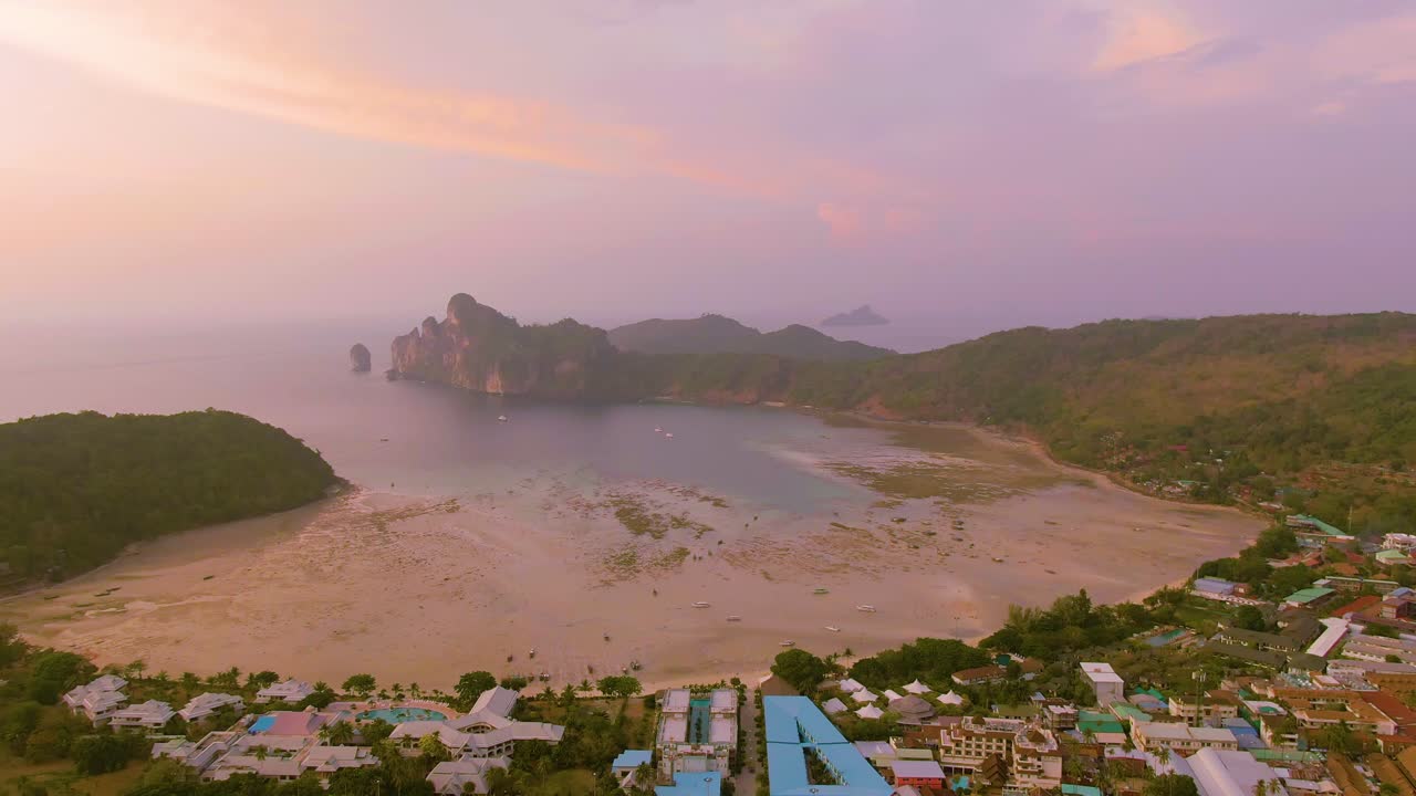 Tramonto su una baia di un'isola tropicale