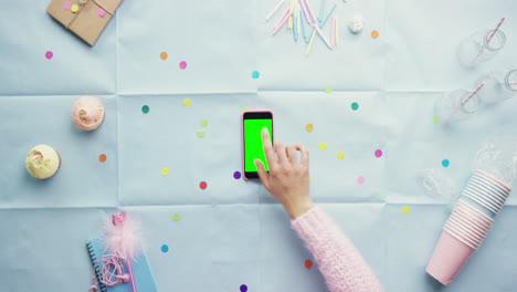 Mujer-Vista-Superior-Usando-Gestos-De-Teléfono-Móvil-Planeando-Fiestas-De-Cumpleaños-Con-Las-Manos-Desde-Arriba---Dragón-épico-Rojo