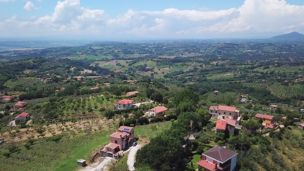 vista aérea de la vía lugana, san valentino, rieti