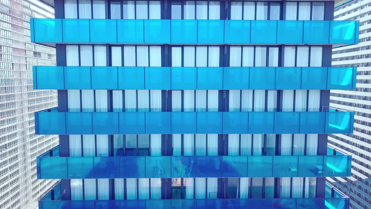 fotografía de los reflejos del sol, las nubes y el cielo en las ventanas de vidrio de los rascacielos de la ciudad.