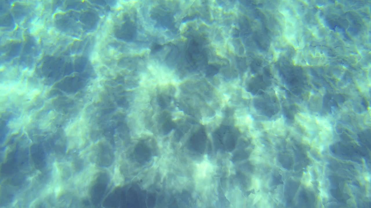 bucle de textura bajo el agua con reflejo de los rayos solares