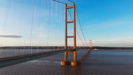 A-mesmerizing-dance:-Humber-Bridge-at-sunset,-cars-on-the-move