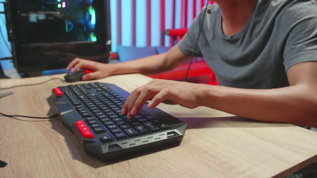 persona que juega en la computadora