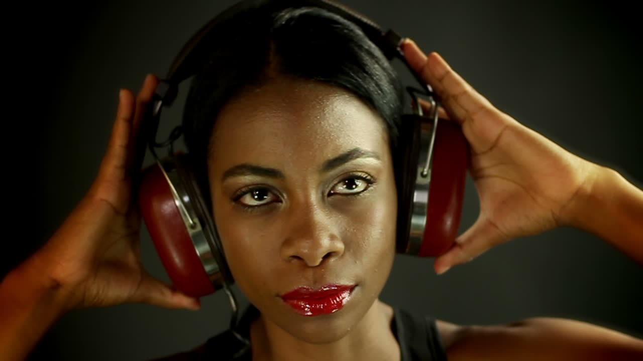 escuchando musica en audifonos 60