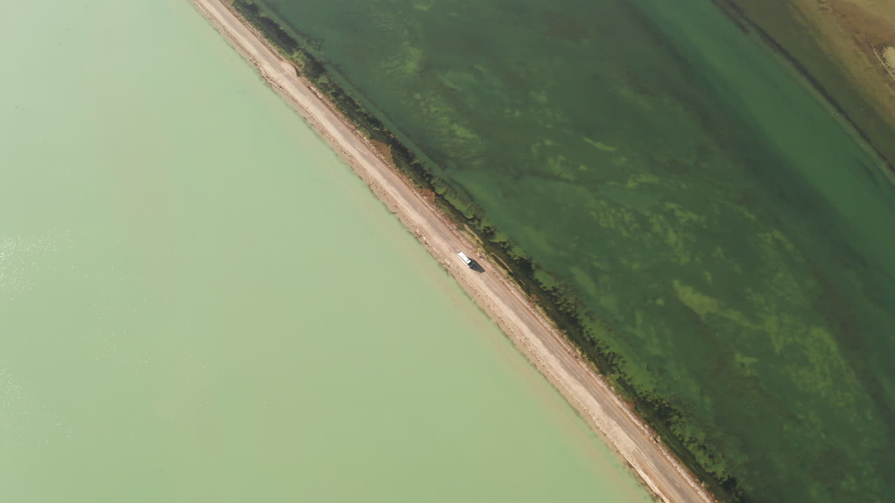 중간에 길이 있는 호수.