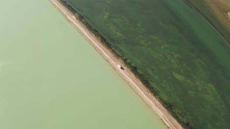 el lago con un camino en el medio.