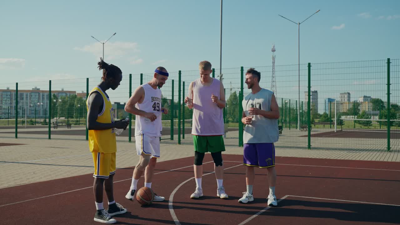 Équipe de basketball faisant une pause sur le terrain