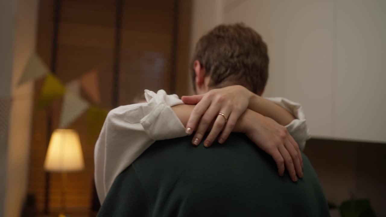 Una pareja abrazándose.