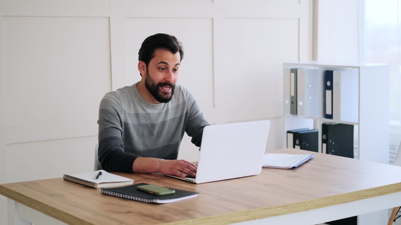hombre de negocios usando portátil para videoconferencia