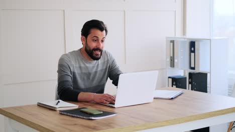 hombre de negocios usando portátil para videoconferencia