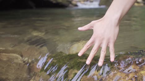 Finger-Im-Fließenden-Bachwasser.-Zeitlupe.