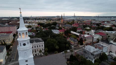 Empuje-Aéreo-Lento-Más-Allá-Del-Campanario-De-La-Iglesia-De-St-Michaels-En-Charleston-Sc,-Carolina-Del-Sur