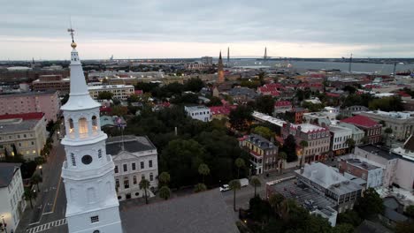 empuje aéreo lento más allá del campanario de la iglesia de st michaels en charleston sc, carolina del sur