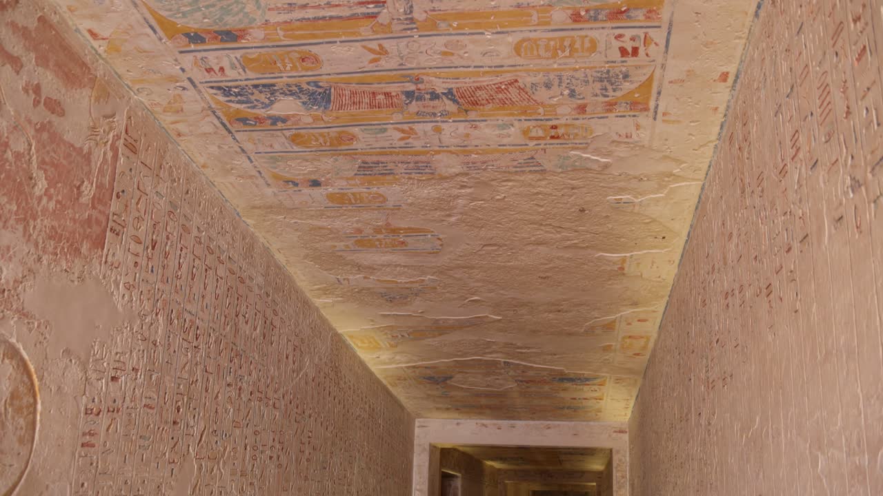 jeroglíficos coloridos bordean la pared de los antiguos templos y tumbas de ramsés en el valle de los reyes y el templo de hatshepsut