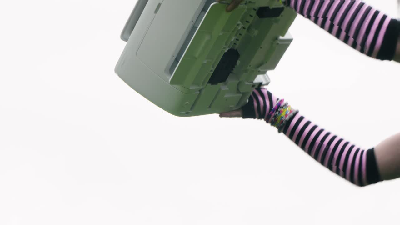 익명의 젊은 성인이 사무실 프린터 복사기를 던지고 깨진 개념적 분노 분위기를 깨뜨렸습니다.