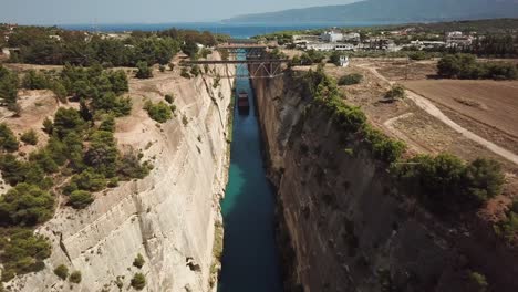 canal de corinto con un barco, peloponeso, grecia