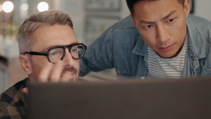 Startup, manager helpt werknemer