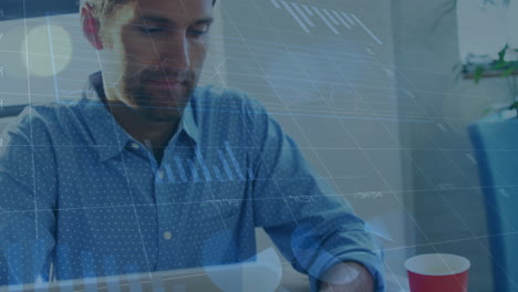 animación de gráficos, cambio de números, círculos de carga, hombre caucásico usando teléfono inteligente en la oficina