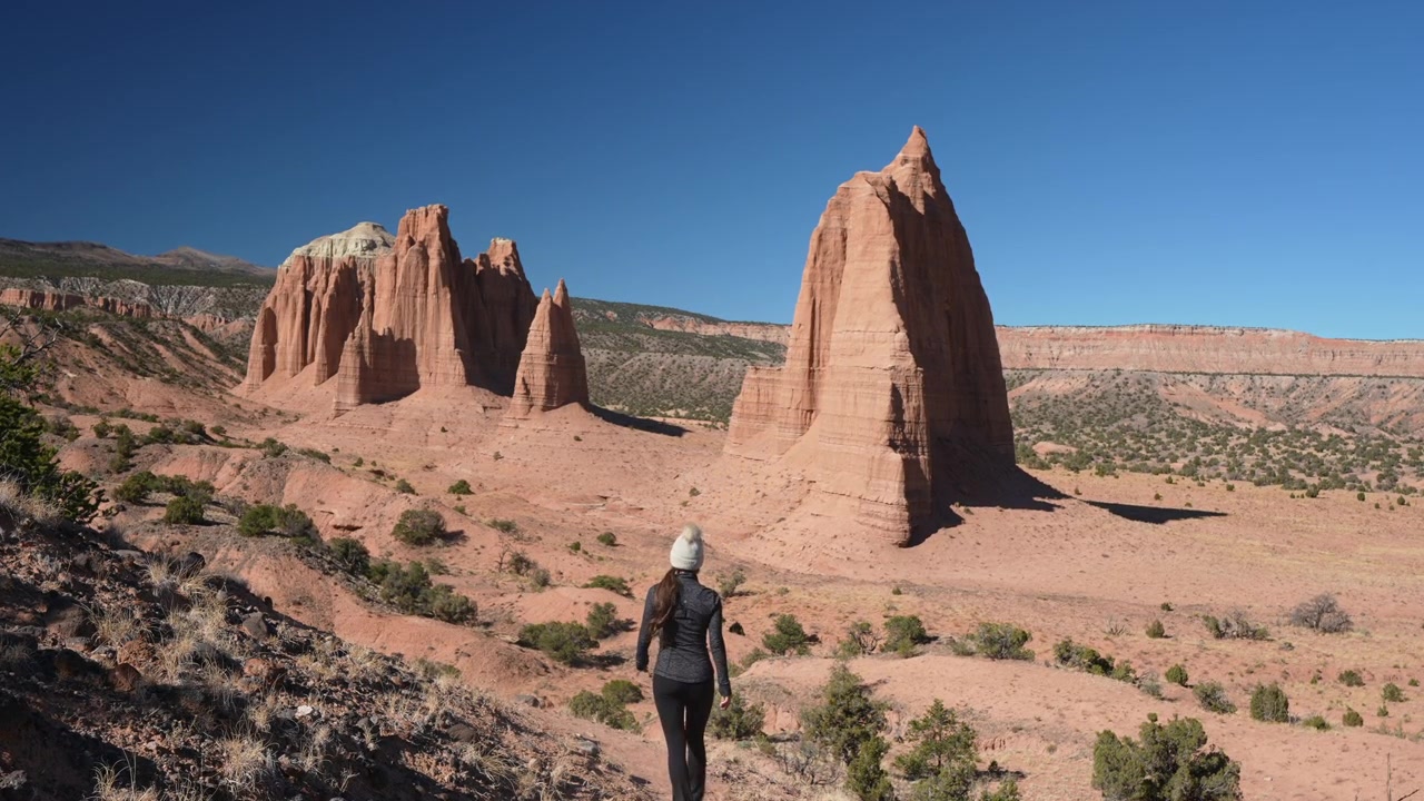 Giovane donna solitaria che fa escursioni nel Parco Nazionale di Capitol Reef, Utah, USA. Belvedere della Cathedral Valley
