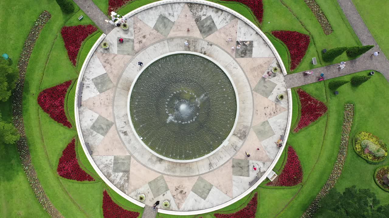 воздушный вид красиво спроектированного парка с центральным фонтаном