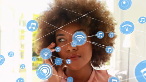 animación de una red de conexiones sobre una mujer biracial hablando en un teléfono inteligente