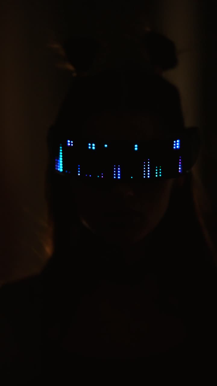 mujer con gafas de iluminación